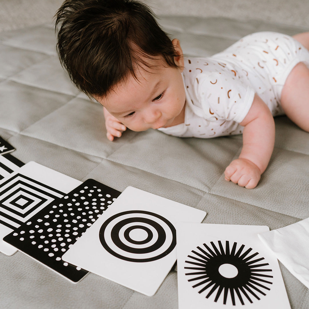 Black and white contrast cards for playtime and brain development